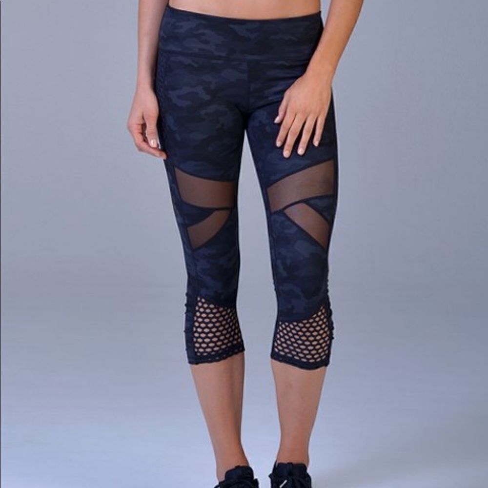 Into the Night Camo Aperture Crop Legging small